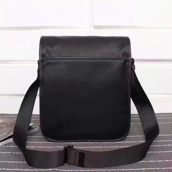 プラダバッグ側面デザイン